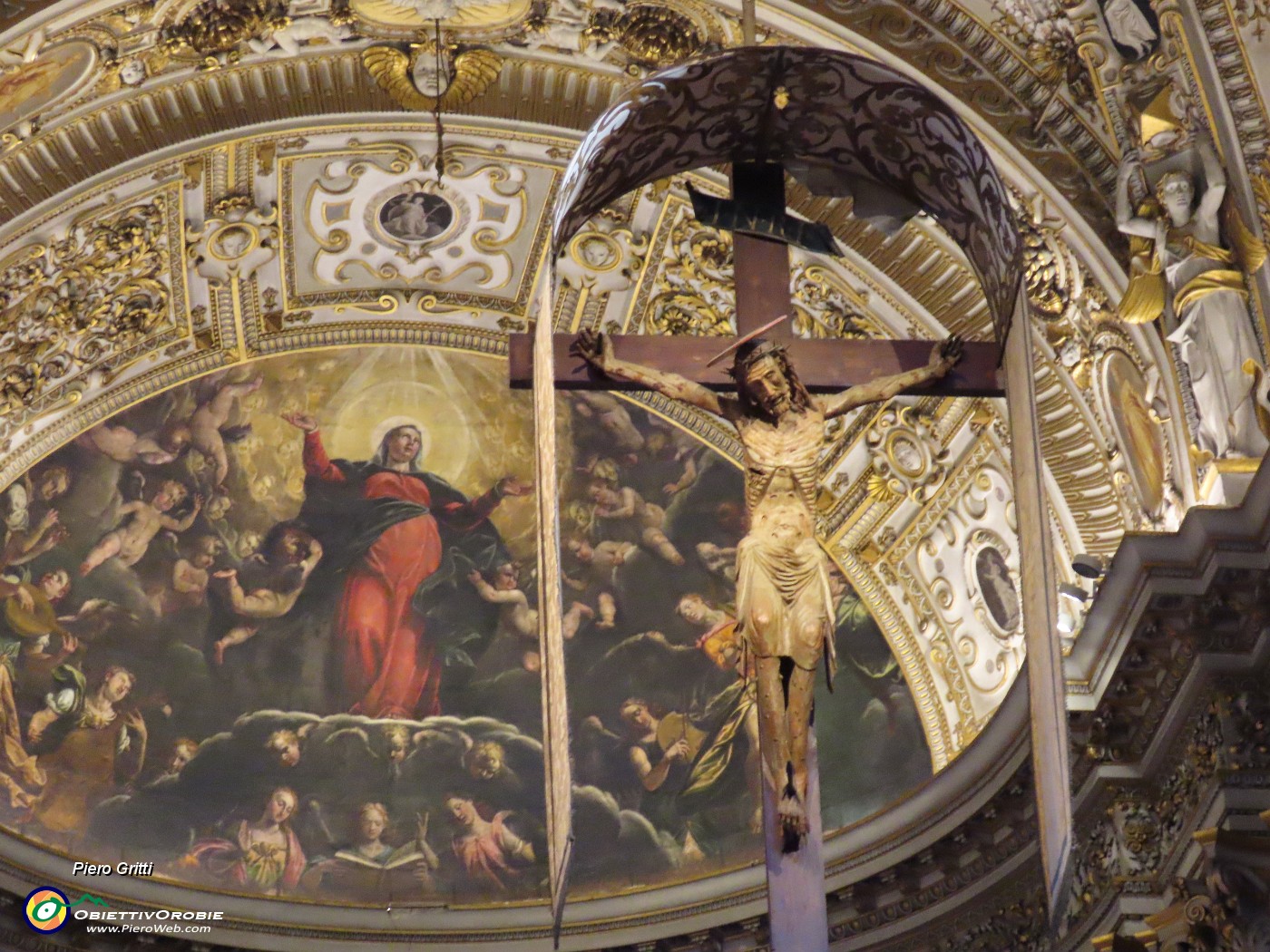 61 Santa Maria Maggiore, Il Crocefisso e Maria assunta in cielo.JPG